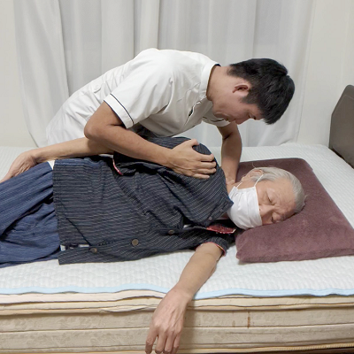 お客様がリハビリを受けている様子